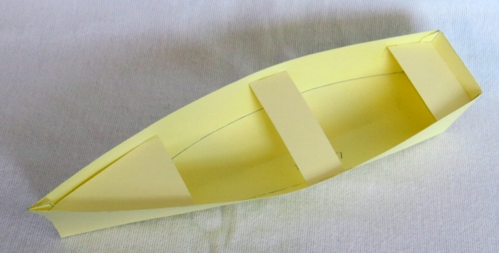 Das erste Boot aus gelbem Papier 481a