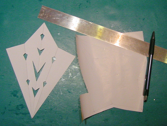 12.) Die Schablone wird auf der Rückseite von dem Geschenkpapier aufgelegt und angezeichnet 12. Schablone auflegen und anzeichnen